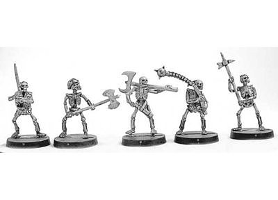 Skeleton warriors with two handed weapons 